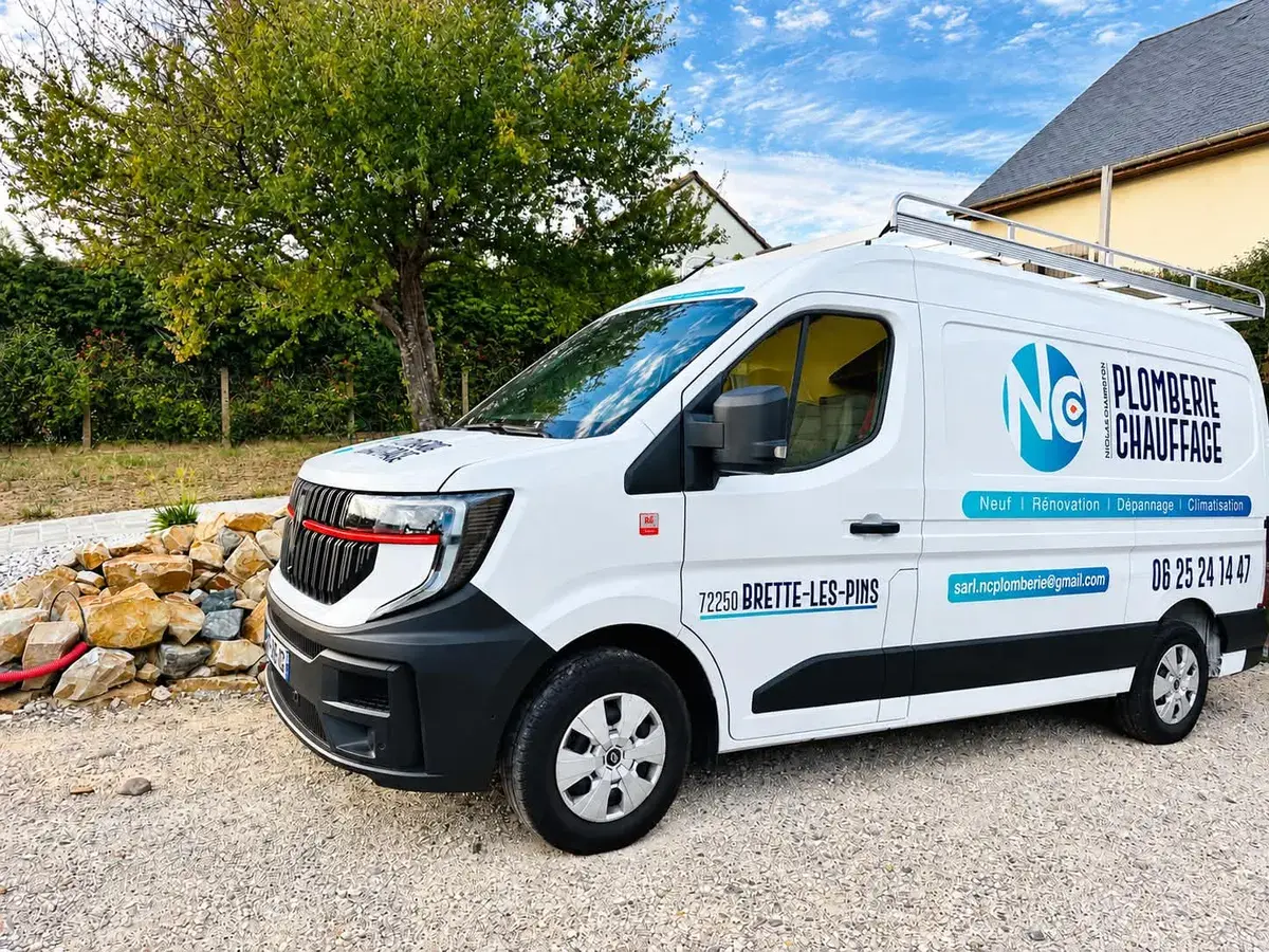 Camion d'intervention floqué NC Plomberie Chauffage, siège de Brette-les-Pins