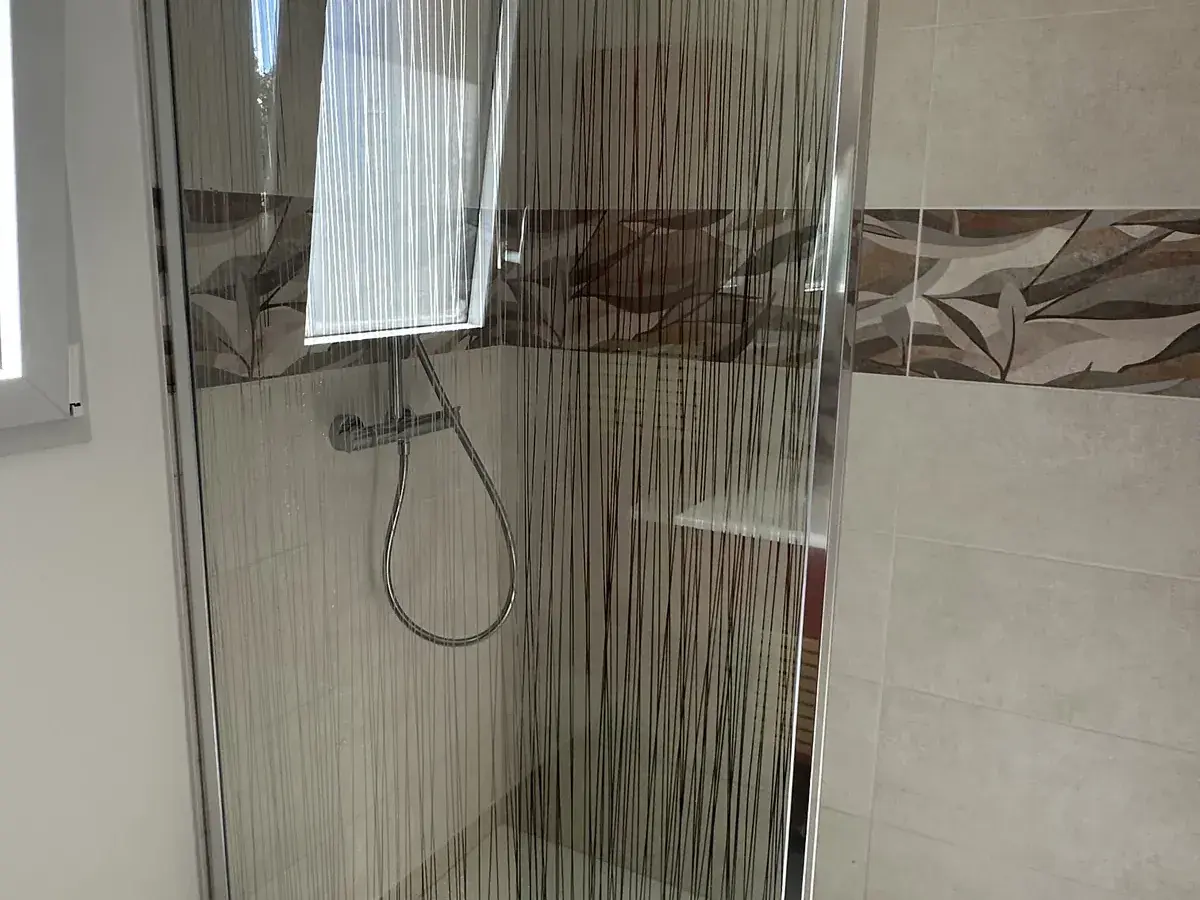 Salle de bain rénovée avec douche à l'italienne et meuble vasque suspendu en Sarthe